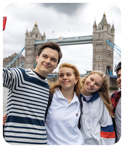 Groupe d'élèves en voyage scolaire à Londres prenant un selfie devant le Tower Bridge